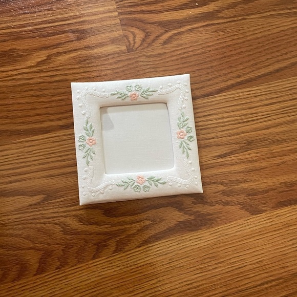 Vintage fabric photo frame with floral embroidery - Picture 2 of 7